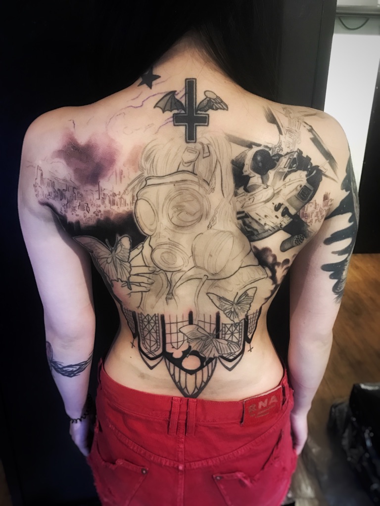 ガスマスク 女 背中 タトゥー Gasmask Backpiece Tattoo 名古屋大須のタトゥー ボディピアススタジオ Vonschwartz Ryuji Tattoo Bodypiercing Studio Kaori Tattoos Piercings Blog